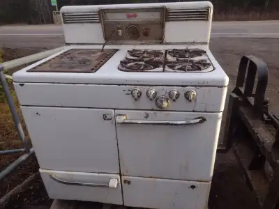 Ancien poêle au propane et bois rendu très rare idéal pour camp, n'a pas servi depuis longtemps . Pr...
