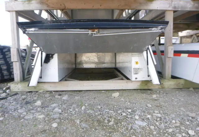 2014 - 2018 GMC Sierra or Chevrolet Silverado 6'6 White Leer Cap in Other Parts & Accessories in Kitchener / Waterloo - Image 6