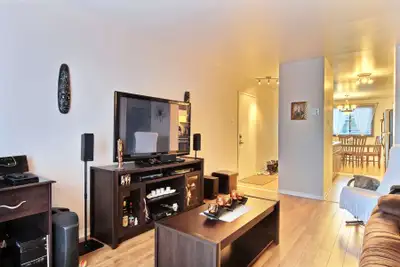 4 ½ sur la rue Banville Chauffage, électricité et eau chaude fournis Entrée laveuse-sécheuse Station...