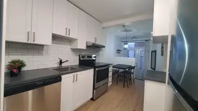 418-655-8912 À voir au 583 Saint-Bonaventure, magnifique 3 1/2 situé au rez de chaussé d'un petit im...