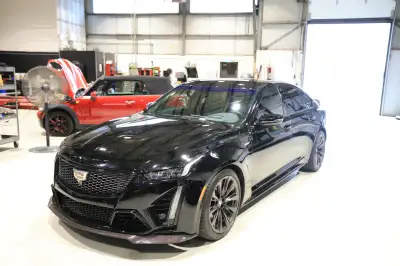 La Cadillac CT5-V Blackwing 2023 est équipée d'un moteur V8 suralimenté de 6,2 litres, développant 6...