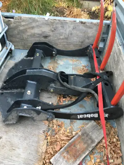 Bobcat Skidsteer Skid Steer Grapple 3 Curved Tine Finger Excellent Condition 32” width Paint not eve...