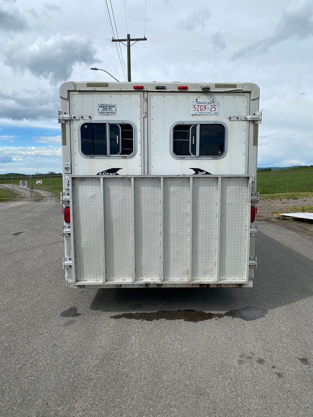 2001 Exiss 6 horse trailer with ramp and tack/dressing room Horses
