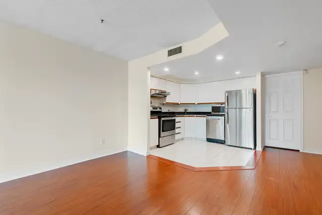 Calm Cambridge 3-bedroom condo in Centretown with parking and storage63373391671171124