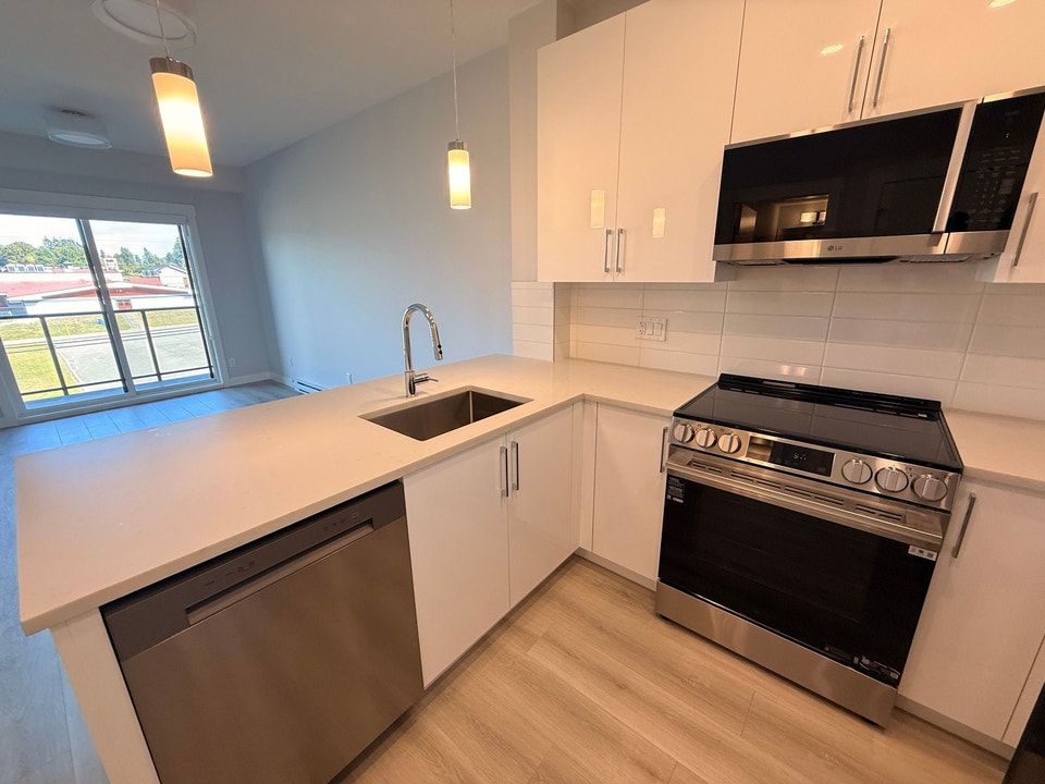 Bright 2 Bedroom Condo in Mission 5