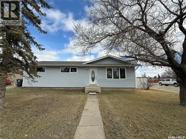 30 West ROAD Kindersley, Saskatchewan in Houses for Sale in Saskatoon - Image 2