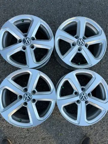 Selling 4 Mag Used like new off a Volkswagen Tiguan 2015 that had winter tires 215/65R16 work on Tig...