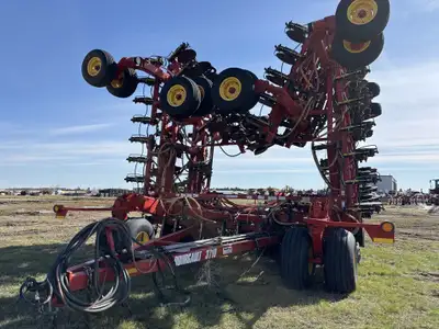 MID SEEDING BLOWOUT MID SEEDING BLOWOUT 60' Disc Drill, 10in. Spacing, Mid Row Banders, Double Shoot...