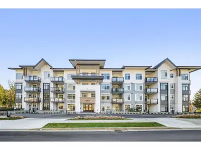 Welcome home to the Vista - Modern living in a scenic neighbourhood! This corner 2 bed + den & 2 bat...