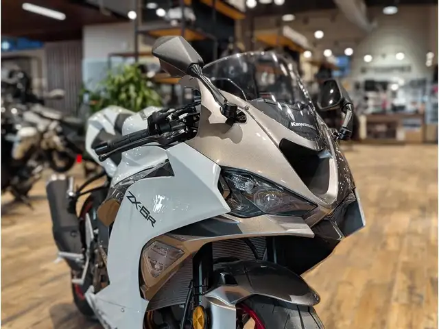 2025 Kawasaki Ninja ZX-6R // Pearl Robotic White/Metallic Graphi in Sport Bikes in Winnipeg - Image 4