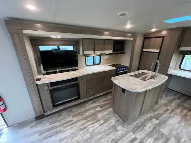 2022 Grand Design Imagine in Travel Trailers & Campers in Terrace - Image 9