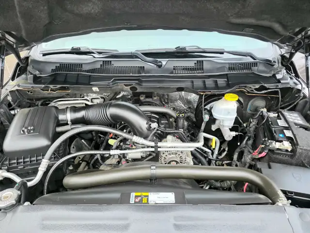 Ram 1500 Classic Express Hemi 4x4 2020 in Cars & Trucks in Laval / North Shore - Image 22