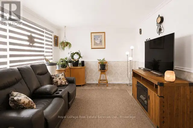 334 TRAGINA AVENUE N Hamilton (Homeside), Ontario in Houses for Sale in Oakville / Halton Region - Image 7