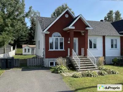 Située dans un quartier tranquille et recherché, cette belle propriété semi détachée offre un cadre...