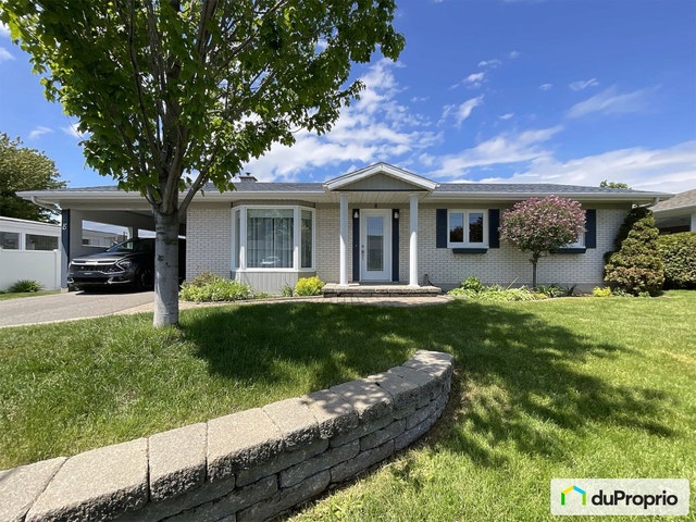 $350,000 - Bungalow for sale in Riviere-Du-Loup — photo 1