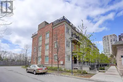 Gorgeous Bright Stack Town Unit At Bloom Park Towns By Menkes. 2 Bedrooms + Den W/Private RoofTop Te...