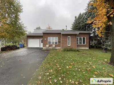 Maison plain-pied située près de Montréal dans un secteur tranquille avec une grande cour arrière cl...