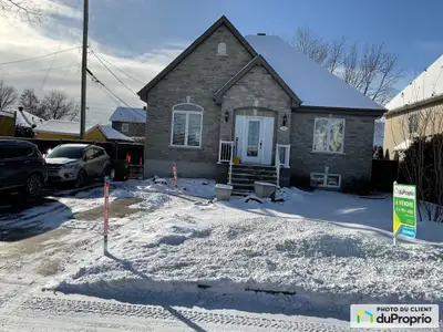 Découvrez cette élégante résidence nichée sur un terrain généreux de 7211 pi², offrant un espace de...