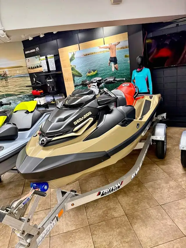 2025 SEA-DOO RXT-X 325 PREMIUM 1630CC-BLACK & GOLD in Personal Watercraft in Edmonton - Image 4
