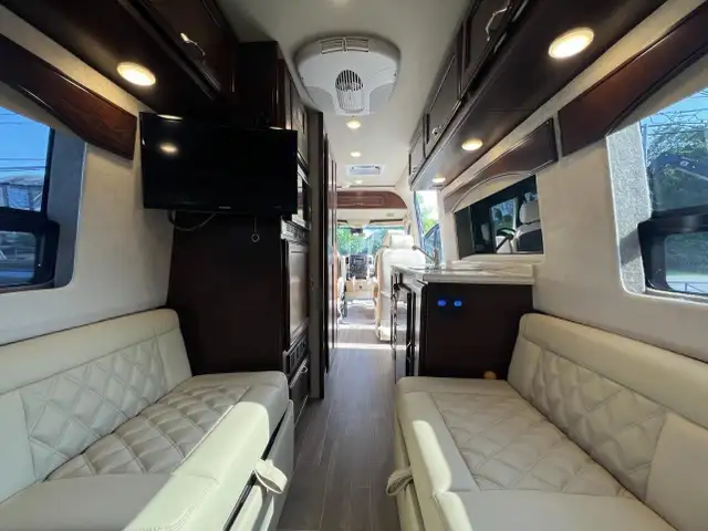 2018 Regency 3500 XALTA LX **SPRINTER MERCEDES DIESEL 4X4** in RVs & Motorhomes in Laval / North Shore - Image 27