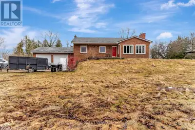 This charming backsplit sits on a spacious 3.13-acre lot with two driveways and easy access to Hwy 4...