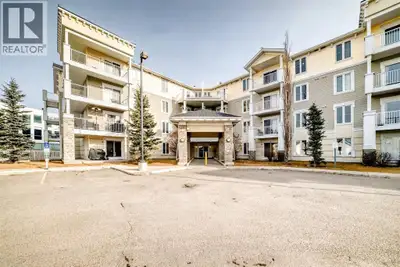 Price Reduced — Top-Floor Condo with Sunny South Exposure and Mountain ViewsThis top-floor, south-fa...