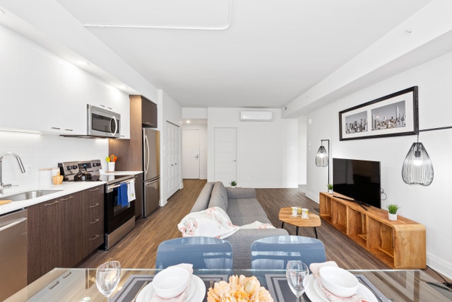 5885 Cavendish Boulevard — photo 1