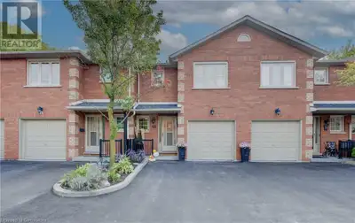 Welcome to your ideal townhome, perfectly located in Hamilton just minutes from the highway! This 3-...