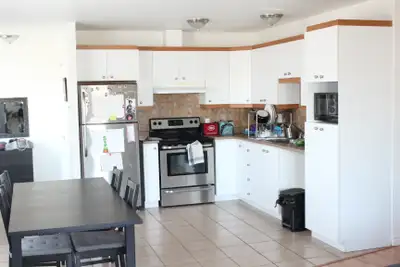 Appartement style Condo ,entre prive plancher de Beton ,Bois & ceramic ,armoire de couleur, salle de...