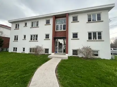 About Located close to the Kingston Centre, bus routes and more. This beautiful unit offers: 2 Bedro...