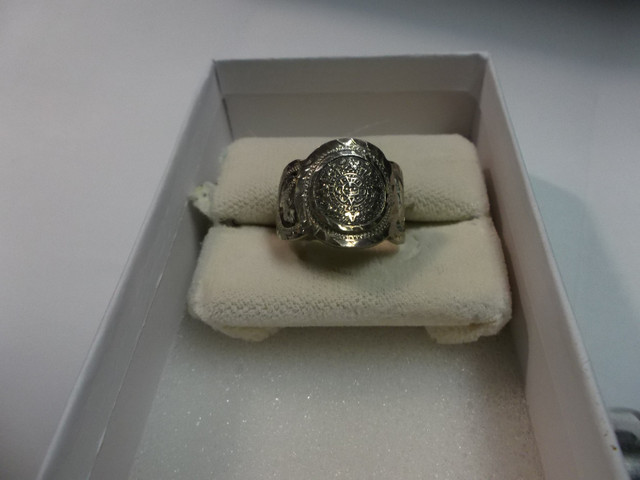 SILVER RING 9999 BEAUTIFUL AND NEW in Jewellery & Watches in Belleville