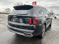 Navigate your busy schedule with remarkable ease and efficiency in the 2022 Kia Sorento Hybrid EX. T... (image 4)