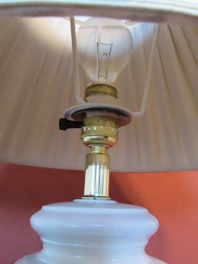 80's Postmodern -Style Ribbed Design Plaster Table Lamp (IKEA?) in Indoor Lighting & Fans in City of Montréal - Image 9