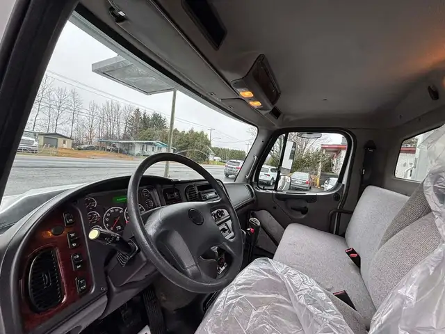 2016 Freightliner 114SD in Heavy Equipment in St-Georges-de-Beauce - Image 12