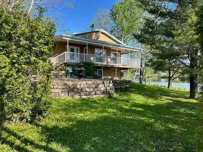 Imaginez-vous vous évader dans un magnifique chalet niché au cœur de la nature, offrant une vue pano...