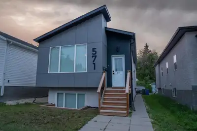 3B//Winnipeg/Discover this beautifully designed duplex built in 2022, offering modern style, smart d...