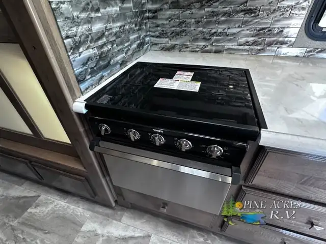 2021 Holiday Rambler Admiral 34J only 13 Milles in RVs & Motorhomes in Moncton - Image 34