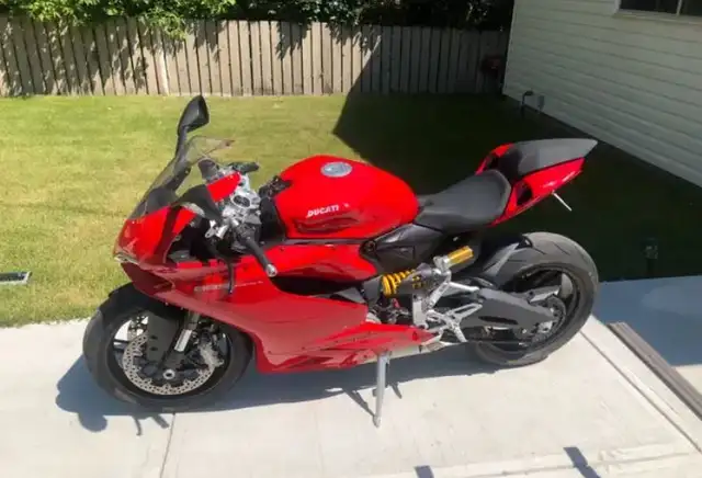2015 DUCATI PANIGALE 899 (FINANCING AVAILABLE) in Sport Bikes in Strathcona County - Image 5