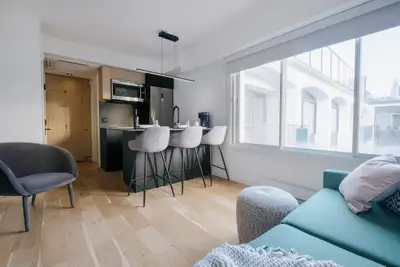 Unité meublé et tout inclus dans le quartier Saint-Jean-Baptiste. Cet immeuble en béton de 9 étages...