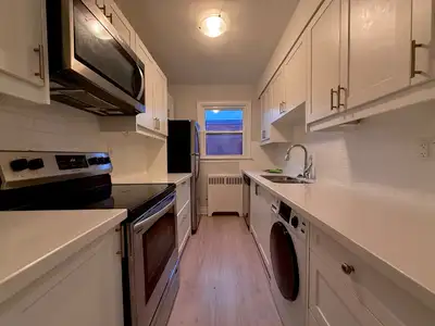 2 Bed, 1 Bath Apartment at 1024 King St E., Hamilton** **Available: January 1, 2025** Rent: $1,900 /...