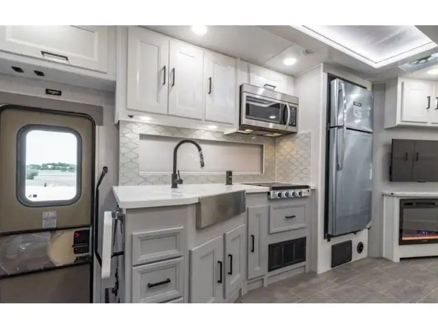 2023 Coachmen Encore 325 Classe A Full Body paint VR / RV in RVs & Motorhomes in Laval / North Shore - Image 8