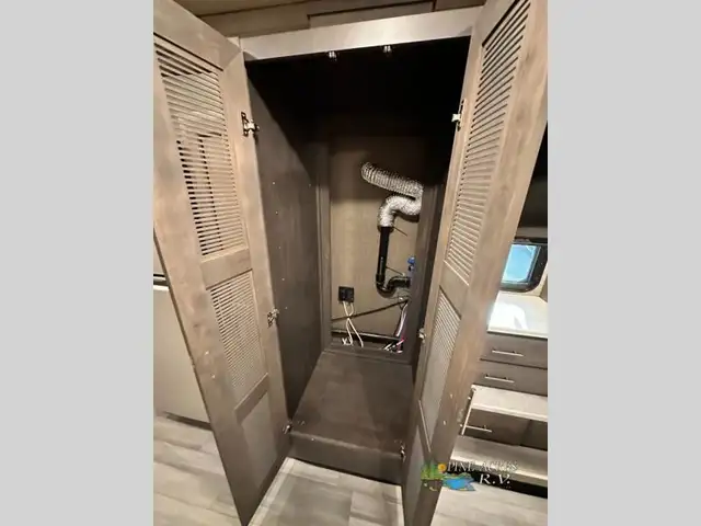 2022 Thor Motor Coach Challenger 35MQ only 6,310 Miles in RVs & Motorhomes in Moncton - Image 33