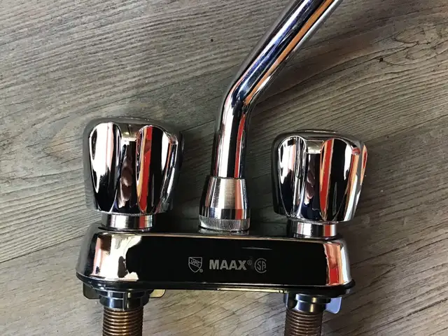 Robinet MAAX + 2 tuyaux flexibles (neuf) in Bathwares in Drummondville - Image 6