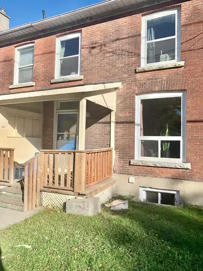 Suite Amenities Fridge Stove Washer in suite Dryer in suite Spacious 6 bedroom, 2.5 bathroom unit av...