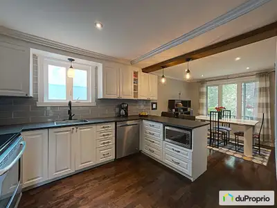 Très belle maison unifamiliale fraichement et minutieusement rénovée; un joyau moderne situé sur une...