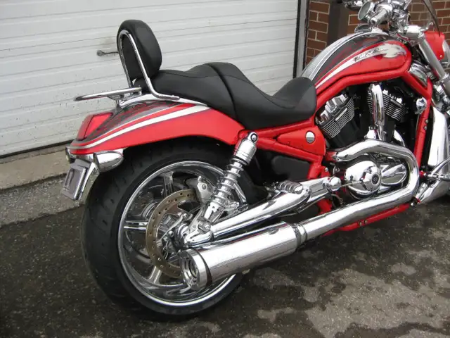 2006 Harley-Davidson CVO VRSCSE2 Screamin’ Eagle V-Rod in Street, Cruisers & Choppers in City of Toronto - Image 6