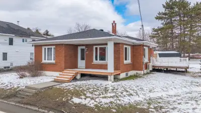 Propriété située à Saint-Romain sur un terrain de plus de 24 730 pieds carrés, à seulement 5 minutes...