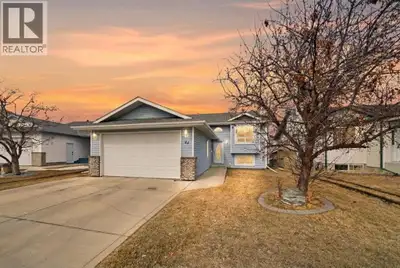 Welcome to 44 Duval Close ~ This fully developed WALKOUT Bi-Level features three bedrooms, three bat...