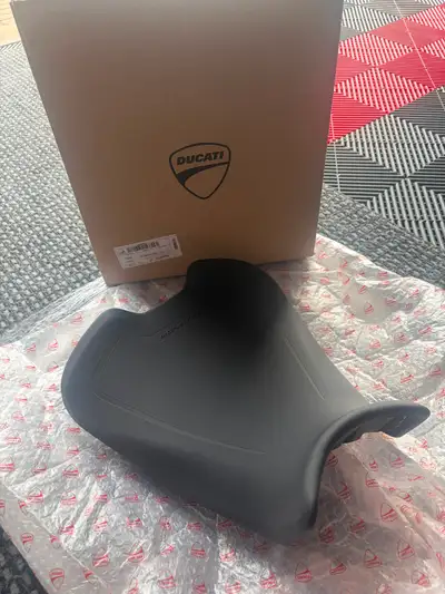 Sièges bas pour Ducati Monster 2022 et peut faire pour d'autre année a voir siège complètement neuf...
