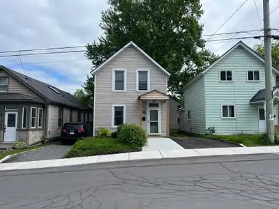 Charming 2 bedroom home in the fruit belt neighbourhood- 4 Pine